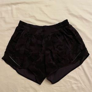 Lululemon Women’s shorty Hotty Hot Low-rise Lined short 2.5”
